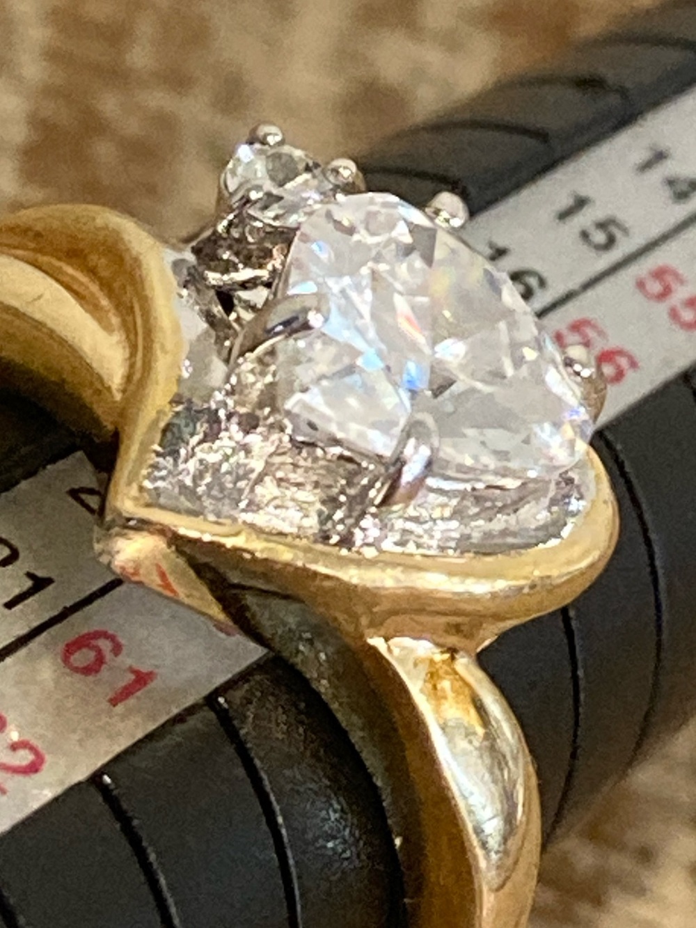 Gold Tone Heart-Center Ring Costume Jewelry Size 9 - Picture 4 of 17